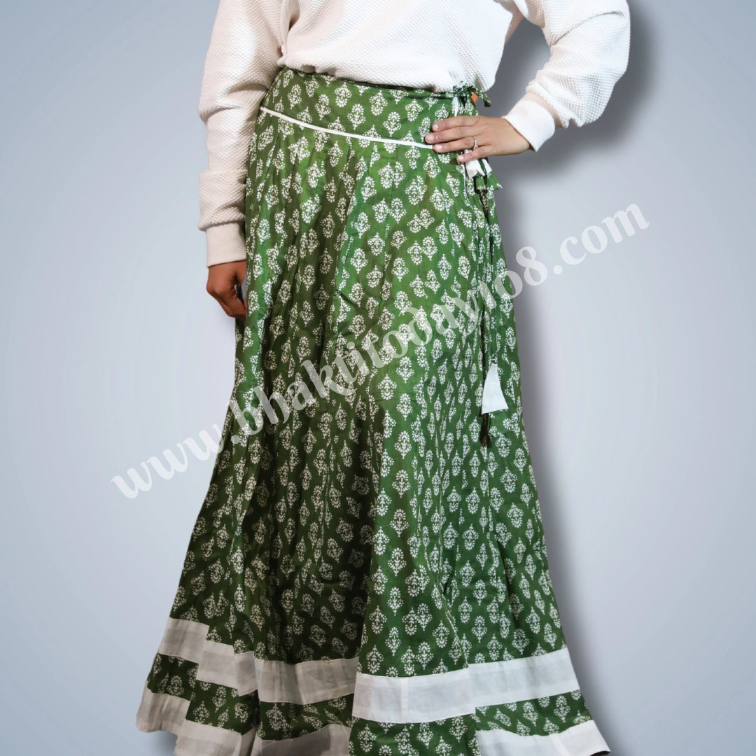 Classic green Gopi skirt in pure cotton fabric with decorative lace border – ideal for devotees and daily puja.